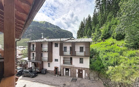Anny: Catena Montuosa, Balcone, Paesino Di Montagna
