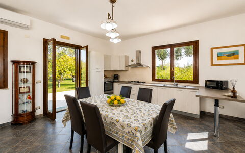 Villa Don Pino: Interior Design, Mobilia, Tavolo, Pavimentazione, Casa, Cucina & Sala Da Pranzo Tavolo, Sala Da Pranzo, Sedia, Camera, Soffitto