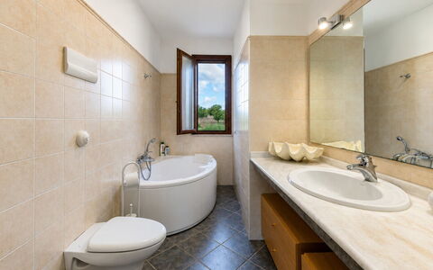 Villa Don Pino: Bagno, Lavandino Del Bagno, Idraulico Fixture, Pavimentazione, Interior Design, Lavello, Pavimento, Rubinetto, Soffitto, Idraulico