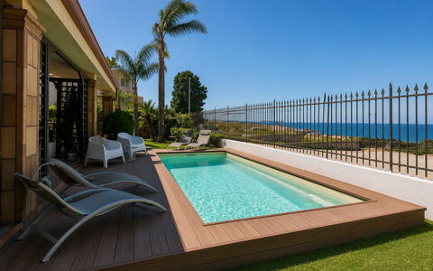 La Villa di Giusy: Piscina, Ricorrere, Pavimentazione, Eco Hotel, Pavimento, Materiale Composito, Tempo Libero, Deck, Shade, Giardino