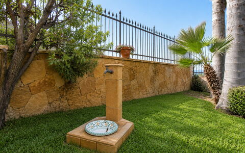 La Villa di Giusy: Giardino, Landscaping, Backyard, Prato, Cortile, Flagstone, Giochi D'Acqua, Vaso Di Fiori, Cortile