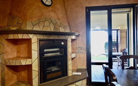 La Villa di Giusy: Legna, Focolare, Color Legno, Materiali Naturali, Latifoglie, Camino, Stufa A Legna, Elettrodomestico, Piastrella, Soggiorno