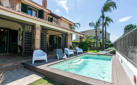 La Villa di Giusy: Piscina, Ricorrere, Zona Residenziale, Casa, Eco Hotel, Shade, Estate, Balcone, Tempo Libero, Hacienda