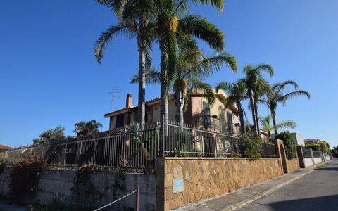 La Villa di Giusy: Cielo, Albero, Zona Residenziale, Casa, Casa, Woody Impianto, Sobborgo, Shade