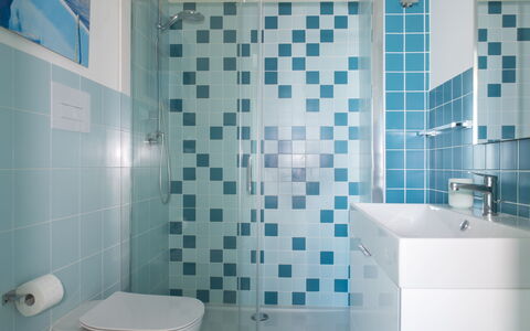 A Casa di Gio: Blu, Bagno, Idraulico Fixture, Pavimentazione, Interior Design, Pavimento, Idraulico, Piastrella, Lavandino Del Bagno, Materiale Composito