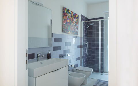 A Casa di Gio: Pavimentazione, Parete, Pavimento, Interior Design, Idraulico Fixture, Bagno, Piastrella, Idraulico, Materiale Composito, Gabinetto