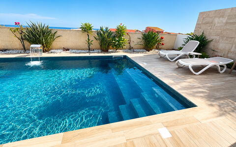 A Casa di Gio: Blu, Piscina, Pavimentazione, Pavimento, Materiale Composito, Ricorrere, Mobili Da Esterno, Tempo Libero, Giochi D'Acqua, Shade