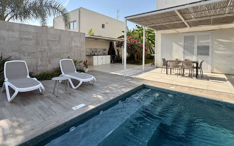 A Casa di Gio: Piscina, Mobili Da Esterno, Mobilia, Ricorrere, Materiale Composito, Shade, Lettino, Sedia, Calcestruzzo, Piastrella