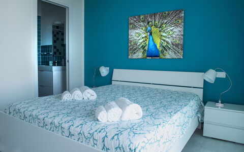 A Casa di Gio: Mobilia, Blu, Interior Design, Letto, Camera Da Letto, Parete, Pavimento, Pavimentazione, Bedding, Lenzuolo