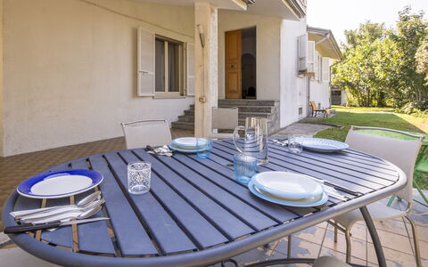 Villa Eva: Mobili Da Esterno, Mobilia, Shade, Tavolo Esterno, Sedia, Cucina & Sala Da Pranzo Tavolo, Deck, Backyard, Balcone, Cortile