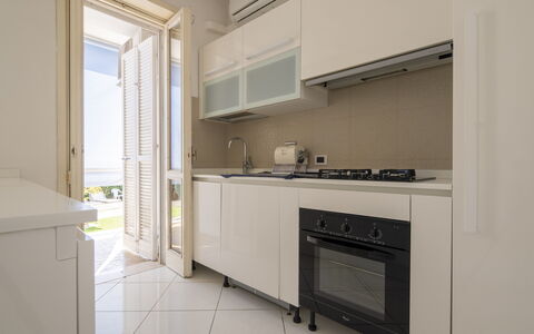 Villa Eva: Cucina, Apparecchio Major, Elettrodomestico Da Cucina, Interior Design, Pavimentazione, Controsoffitto, Cabinetry, Pavimento, Mobilia, Casa