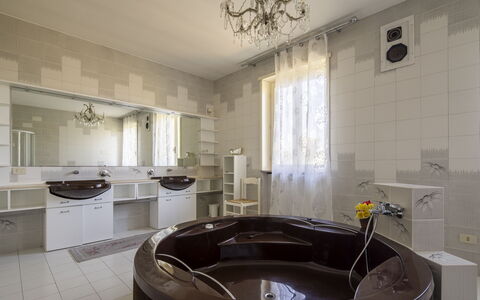 Villa Eva: Pavimentazione, Pavimento, Idraulico Fixture, Interior Design, Vasca Da Bagno, Idraulico, Soffitto, Illuminazione, Bagno, Camera