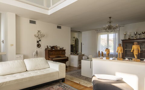 Villa Eva: Mobilia, Interior Design, Pavimentazione, Parete, Pavimento, Legna, Soffitto, Camera, Soggiorno, Illuminazione