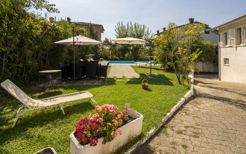 Villa Eva: Casa, Zona Residenziale, Piscina, Mobili Da Esterno, Giardino, Landscaping, Ricorrere, Prato, Cortile