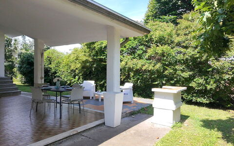 Villa Eva: Colonna, Shade, Calcestruzzo, Portico, Giardino, Struttura Esterna, Prato, Backyard, Landscaping, Cortile