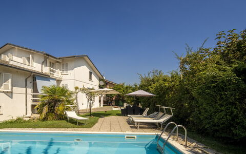 Villa Eva: Piscina, Zona Residenziale, Casa, Casa, Ricorrere, Estate, Villa, Landscaping, Mobili Da Esterno, Cortile