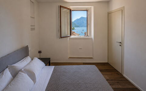 Next Comacina, Lago di Como with Garage: Parete, Pavimentazione, Interior Design, Camera Da Letto, Legna, Pavimento, Mobilia, Letto, Camera, Lenzuolo