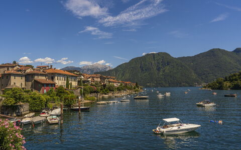 Next Comacina, Lago di Como with Garage: Acqua, Corpo D'Acqua, Geografia Montane, Barca, Montagna, Moto D'Acqua, Collina, Catena Montuosa, Costiera E Morfologie Oceanic, Highland