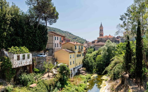 Oliver: Quartiere, Zona Residenziale, Paesaggio, Insediamento Umano, Area Rurale, Villaggio, Sobborgo, Valle, Paesino Di Montagna, Stream
