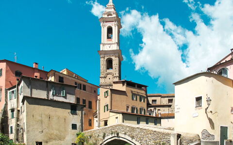 Oliver: Cielo, Costruzione, Finestra, Città, Parete, Cittadina, Campanile, Architettura, Facciata, Quartiere