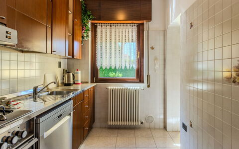 Villa Giulia: Cucina, Legna, Pavimentazione, Elettrodomestico Da Cucina, Controsoffitto, Apparecchio Major, Interior Design, Pavimento, Cabinetry, Lavandino Della Cucina