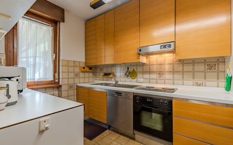 Locanda dei Nonni: Cucina, Controsoffitto, Elettrodomestico Da Cucina, Apparecchio Major, Pavimentazione, Legna, Cabinetry, Lavandino Della Cucina, Interior Design, Pavimento