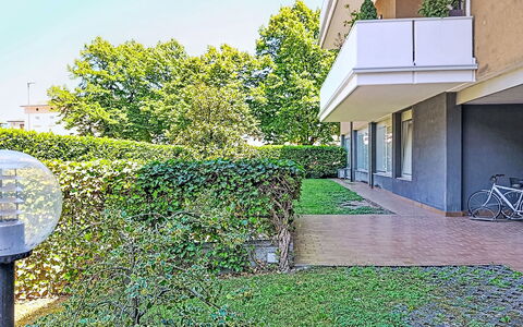 Locanda dei Nonni: Zona Residenziale, Arbusto, Appartamento, Hedge, Giardino, Condominio, Estate, Landscaping, Shade, Prato