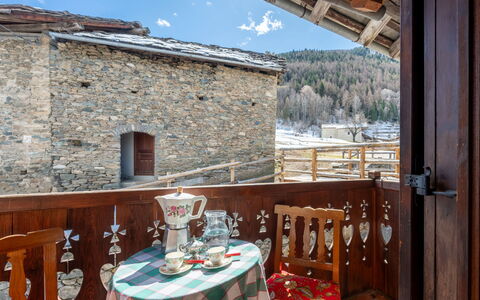 Les Combes 6: Parete, Legna, Interior Design, Mobilia, Soffitto, Villetta, Porta, Color Legno, Sedia, Latifoglie