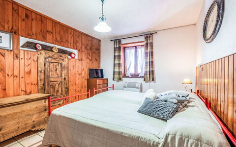 Les Combes 6: Legna, Casa, Mobilia, Casa, Camera Da Letto, Villetta, Letto, Log Cabin, Bedding, Latifoglie