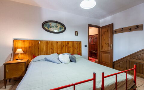 Les Combes 6: Mobilia, Letto, Camera Da Letto, Interior Design, Lenzuolo, Legna, Bedding, Camera, Soffitto, Pavimentazione