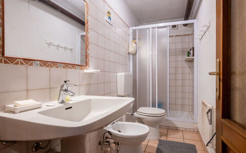 Les Combes 6: Pavimentazione, Interior Design, Pavimento, Mobilia, Camera, Idraulico Fixture, Soffitto, Lavello, Bagno, Appartamento