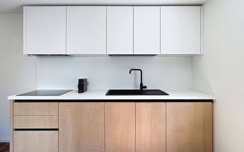 Ca' Alma Dolomia: Legna, Pavimentazione, Cabinetry, Controsoffitto, Interior Design, Cucina, Mobilia, Lavello, Pavimento, Rubinetto