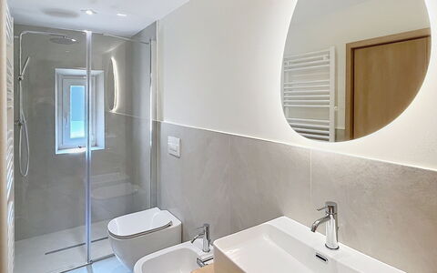 Ca' Alma Dolomia: Bagno, Pavimentazione, Idraulico Fixture, Pavimento, Parete, Interior Design, Lavandino Del Bagno, Lavello, Gabinetto, Rubinetto