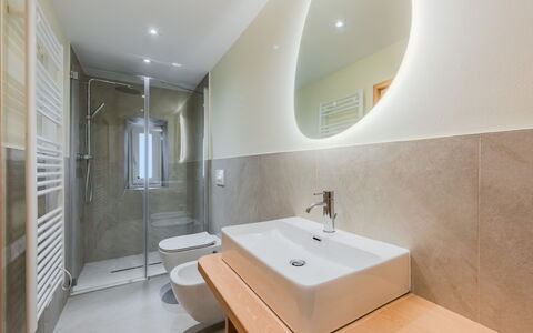 Ca' Alma Dolomia: Pavimentazione, Pavimento, Bagno, Idraulico Fixture, Parete, Interior Design, Legna, Lavandino Del Bagno, Lavello, Soffitto