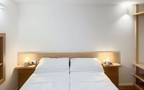 Ca' Alma Dolomia: Interior Design, Parete, Letto, Legna, Pavimentazione, Camera Da Letto, Pavimento, Soffitto, Mobilia, Camera