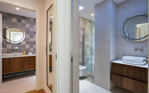 Terrazza Mare, Jacuzzi and Seaview: Interior Design, Pavimentazione, Pavimento, Parete, Bagno, Legna, Mobiletto Del Bagno, Soffitto, Idraulico Fixture, Specchio