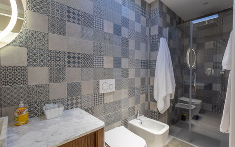 Terrazza Mare, Jacuzzi and Seaview: Pavimentazione, Pavimento, Bagno, Interior Design, Idraulico Fixture, Piastrella, Gabinetto, Toilet Seat, Materiale Composito, Mosaico