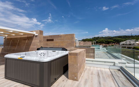 Porto di Luce Luxury, Jacuzzi and Seaview: Idraulico Fixture, Vasca Da Bagno, Pavimento, Appartamento, Vasca Idromassaggio, Piscina, Ricorrere, Hotel, Attico