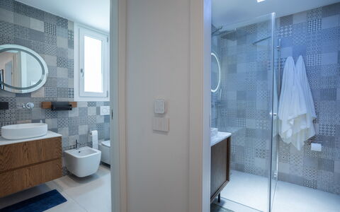 Porto di Luce Luxury, Jacuzzi and Seaview: Interior Design, Bagno, Pavimentazione, Pavimento, Idraulico Fixture, Parete, Lavandino Del Bagno, Gabinetto, Soffitto, Specchio