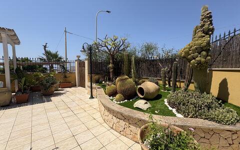 Villa Magda: Vaso Di Fiori, Giardino, Landscaping, Flagstone, Pianta Della Casa, Cortile, Cortile, Shade, Passerella