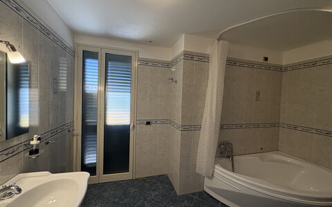 Villa Magda: Pavimentazione, Pavimento, Interior Design, Idraulico Fixture, Camera, Soffitto, Idraulico, Bagno, Rubinetto, Appartamento