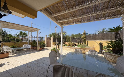 Villa Magda: Mobilia, Pavimento, Sedia, Shade, Mobili Da Esterno, Ricorrere, Vaso Di Fiori, Struttura Esterna, Eco Hotel, Balcone
