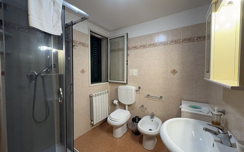 Villa Magda: Pavimentazione, Pavimento, Interior Design, Camera, Idraulico Fixture, Lavello, Soffitto, Idraulico, Rubinetto, Appartamento