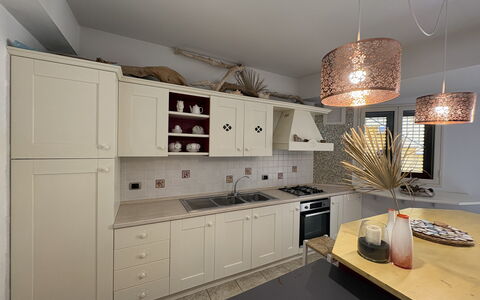 Villa Magda: Mobilia, Interior Design, Cucina, Controsoffitto, Pavimentazione, Lampada, Legna, Soffitto, Cabinetry, Pavimento