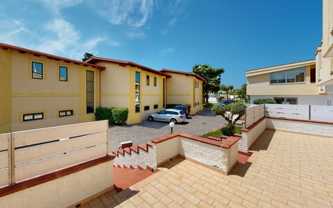 Baia di Tempsa Beach and Sea: Appartamento, Balcone, Estate, Shade, Hotel, Villa, Driveway, Gesso