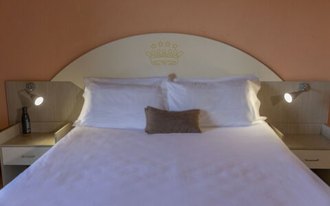 Baia di Tempsa Beach and Sea: Letto, Interior Design, Bedding, Camera Da Letto, Mobilia, Lenzuolo, Parete, Pavimento, Legna, Pavimentazione