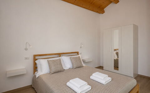 Villa Blue: Interior Design, Pavimentazione, Mobilia, Letto, Pavimento, Legna, Camera Da Letto, Soffitto, Camera, Bedding