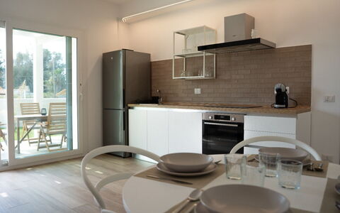 Villa Blue: Mobilia, Pavimentazione, Interior Design, Legna, Pavimento, Sedia, Soffitto, Illuminazione, Camera, Cucina & Sala Da Pranzo Tavolo