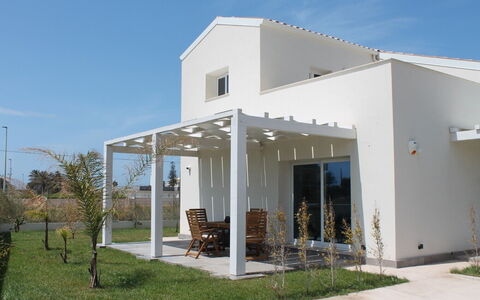 Villa Blue: Mobilia, Shade, Portico, Sedia, Pergola, Porta, Struttura Esterna, Mobili Da Esterno, Terrazza, Cucina & Sala Da Pranzo Tavolo