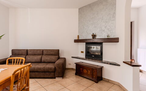 Casa Iolanda: Interior Design, Mobilia, Pavimentazione, Pavimento, Legna, Camera, Soffitto, Soggiorno, Illuminazione, Divano